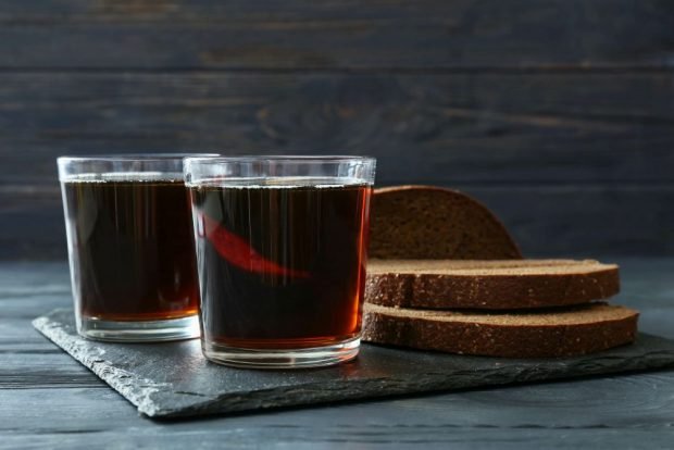 Kvass from black bread with yeast