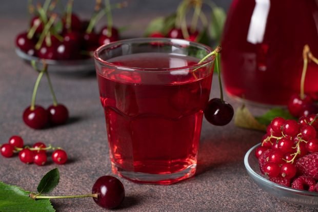 Berry compote with ginger 