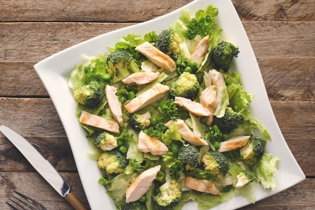 Salad with chicken, broccoli and green peas