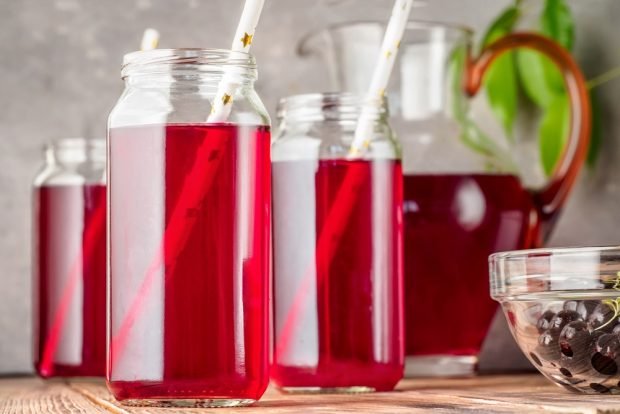 Compote of three types of currants 