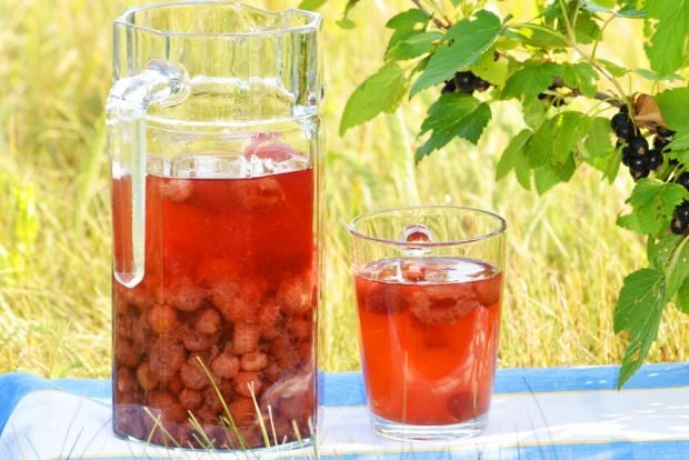 Compote of strawberries, strawberries and red currants