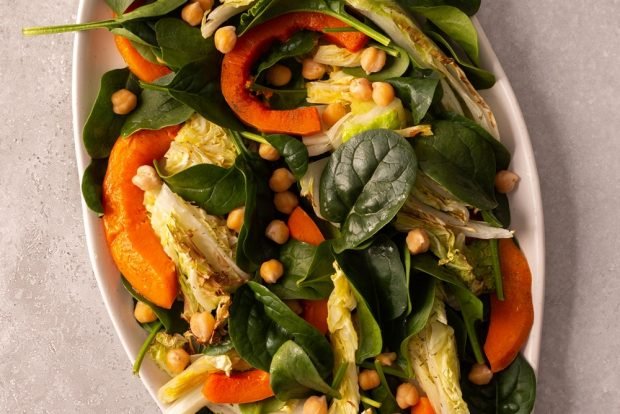 Salad with spinach, Peking cabbage and pumpkin