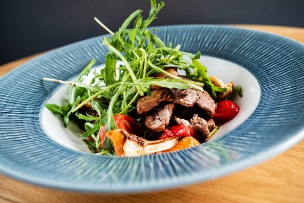 Salad with baked vegetables and beef