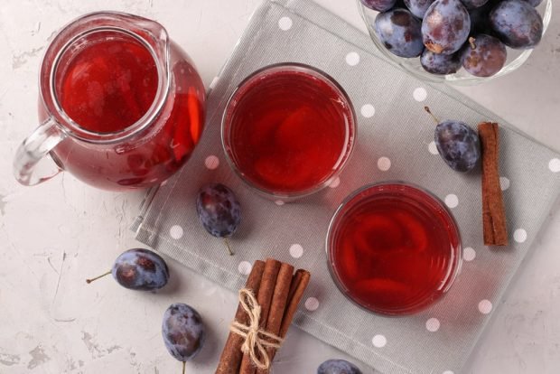 Plum compote with spices