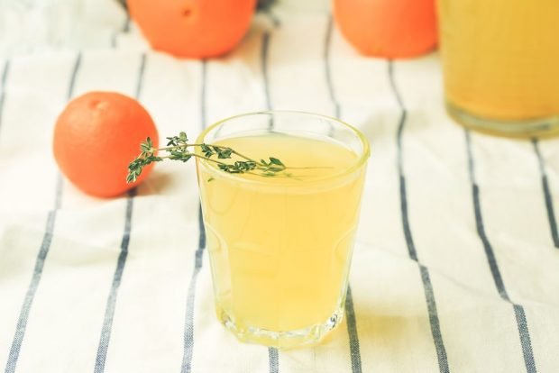 Simple compote of tangerines