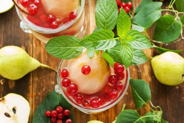 Compote of pears and red currants