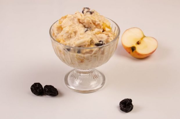 Fruit salad with oat flakes and prunes 