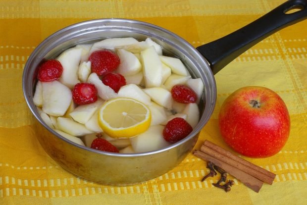 Compote of apples and strawberries with lemon