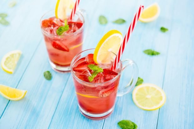 Strawberry lemonade is a simple and delicious recipe, how to cook step by step