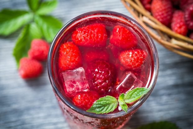 Raspberry compote with mint