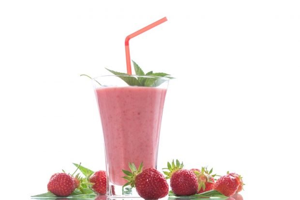 Milkshake for a blender with ice cream with strawberries 