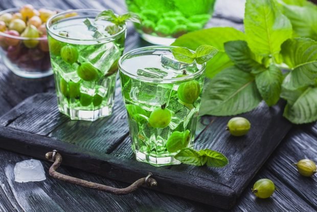 Compote of green gooseberries with mint 