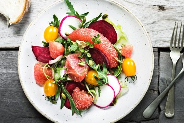 Salad with fresh beetroot and grapefruit