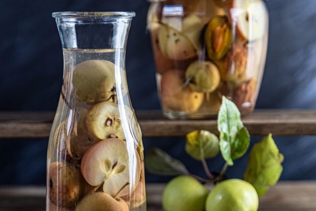 Compote of whole apples and pears 