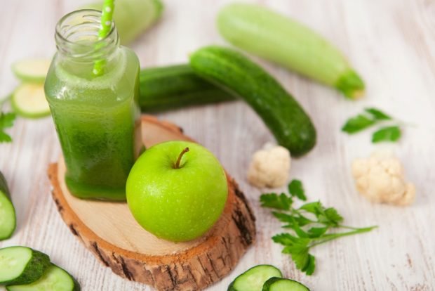 Smoothies with cucumber and apple