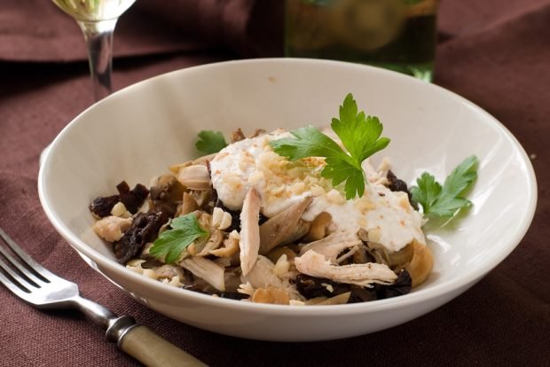 Salad with prunes and mushrooms