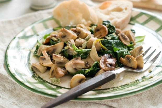 Salad with spinach, mushrooms and parmesan