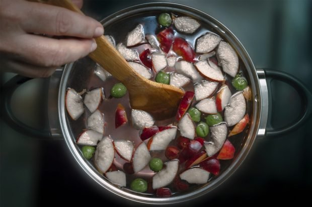 Compote of apples and gooseberries