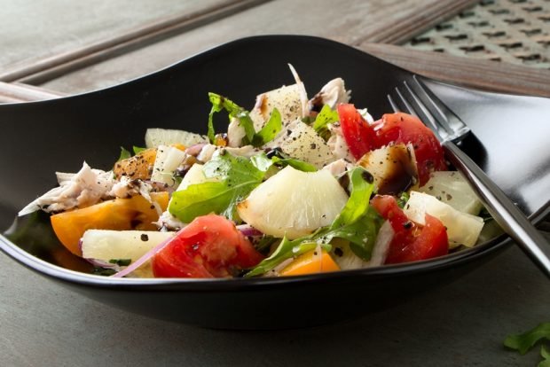 Salad with yellow tomatoes and chicken