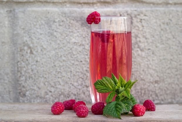 Raspberry compote with thyme and mint