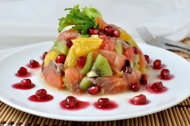 Salad of red fish and citrus fruits 