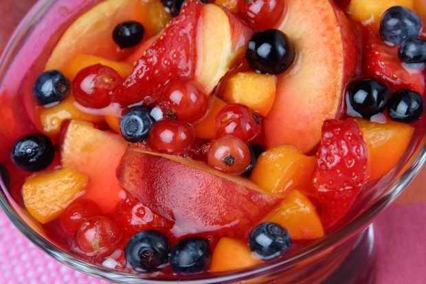 Compote of nectarines and pitted berries