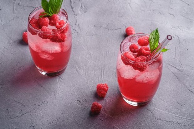 Raspberry compote with mint