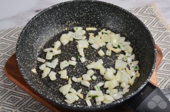 Solyanka with pickled cucumbers: photo of recipe preparation, step 2