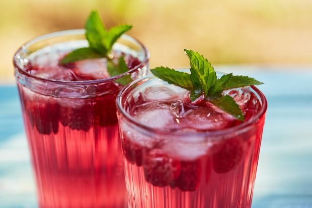 Raspberry-mint lemonade is a simple and delicious recipe, how to cook step by step