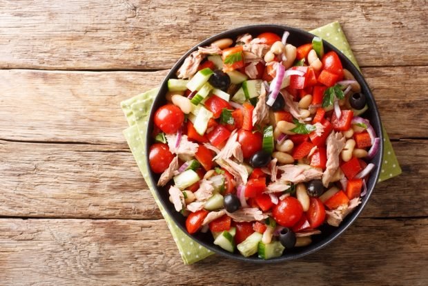 Vegetable salad with canned fish and beans