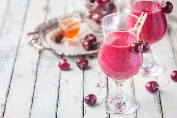 Smoothie with cherries