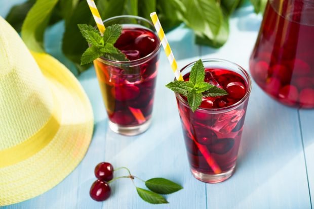 Cherry compote with mint