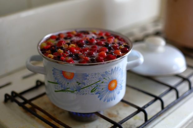 Berry compote in a saucepan 