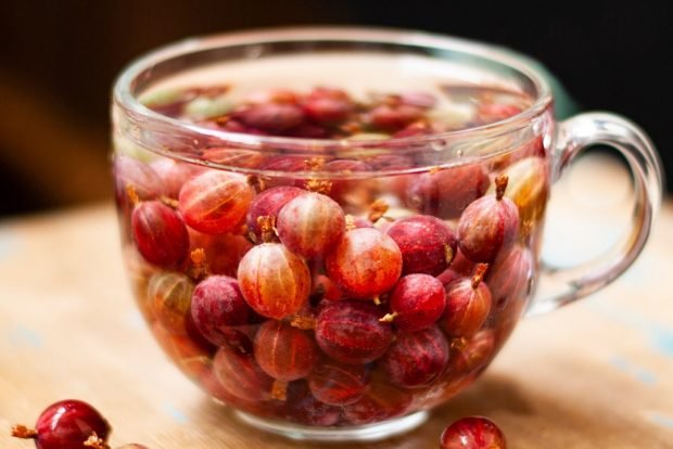 Gooseberry compote with honey and cinnamon