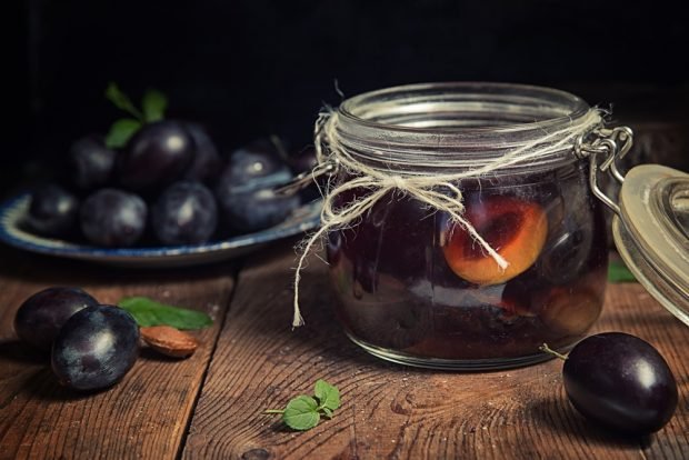 Hungarian plum compote 