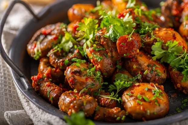 Salad with mushrooms and chili sauce