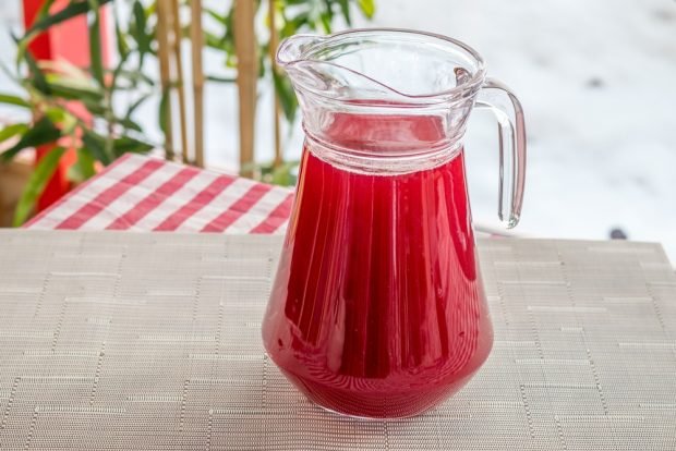 Compote of red berries 