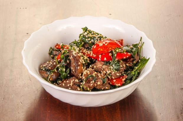 Spicy salad with chicken liver, tomatoes and sesame