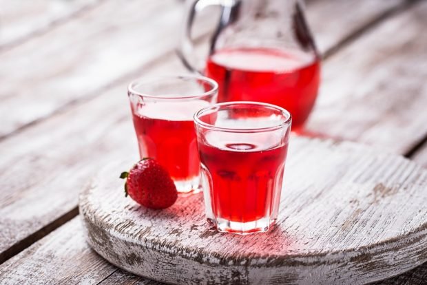 Strawberry compote with red currant 