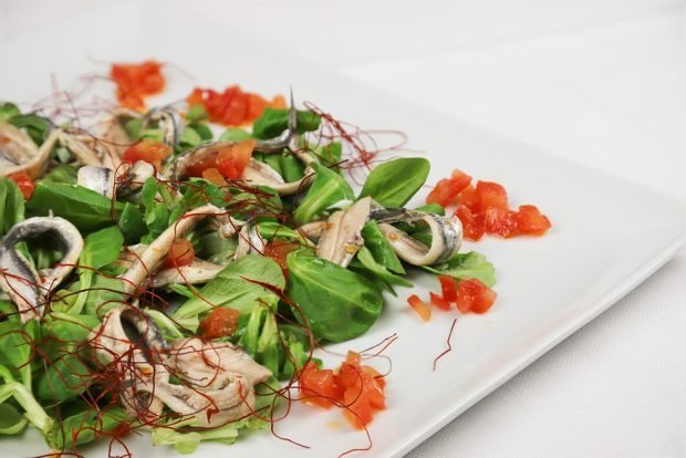 Salad with canned fish and tomatoes