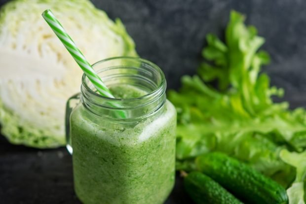 Cabbage smoothie in a blender