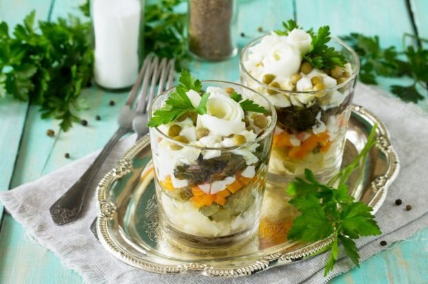 Puff salad with seaweed, pickled cucumbers and vegetables