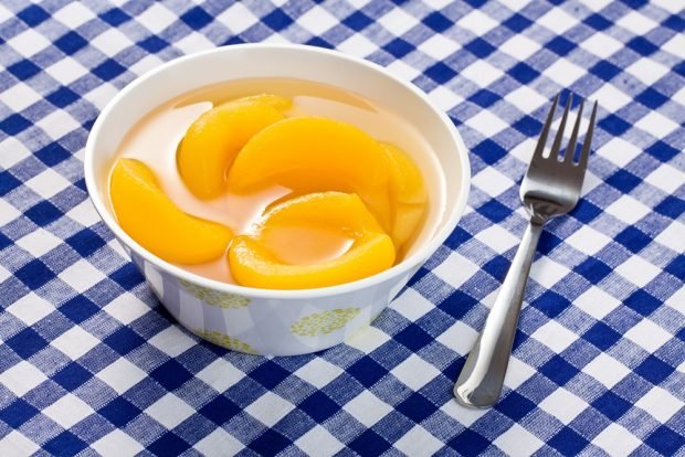 Compote of peaches in a slow cooker