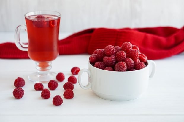 Simple raspberry compote