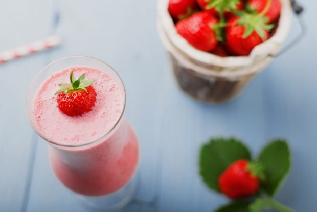 Strawberry smoothie is a simple and delicious recipe, how to cook step by step