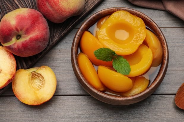 Peach compote with lemon juice