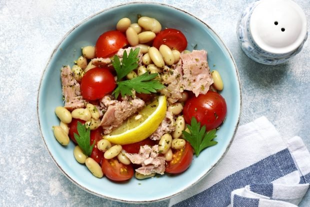 Salad with beans and fish is a simple and delicious recipe, how to cook step by step