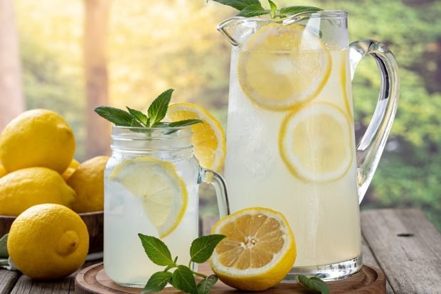 Homemade lemon and mint lemonade 