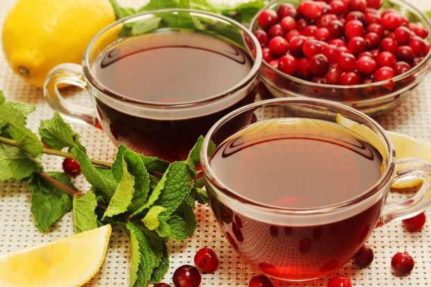 Tea with cranberries and mint 