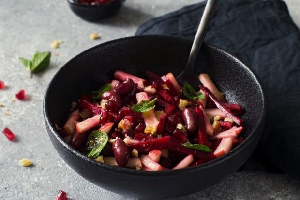 Vegan salad of beetroot, apples and red beans